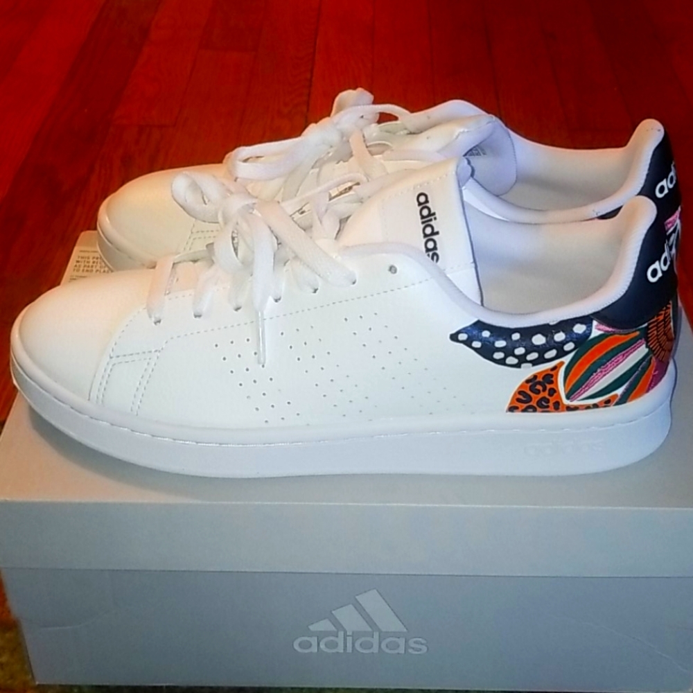 NWT Adidas Advantage Sneakers